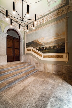 Interior - Elegant 18th Century Palace Suite w/ Juliet Balcony Overlooking Porto 2L (Porto)