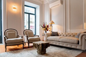 Smart TV - Elegant 18th Century Palace Suite w/ Juliet Balcony Overlooking Porto 2L (Porto)