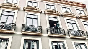 Un edificio con numerose finestre e balconi.