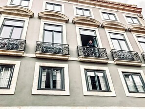 Ein Gebäude mit mehreren Fenstern und Balkonen.