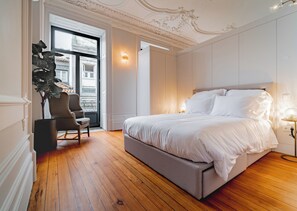 1 bedroom, iron/ironing board, free WiFi, bed sheets - Elegant 18th Century Palace Suite w/ Juliet Balcony Overlooking Porto 2L (Porto)