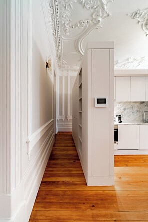 Interior - Elegant 18th Century Palace Suite w/ Juliet Balcony Overlooking Porto 2L (Porto)