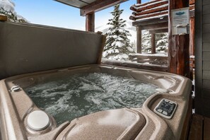 Outdoor spa tub - Big Sky Gem - Ski-in/out + Private Hot Tub + Views (Big Sky)