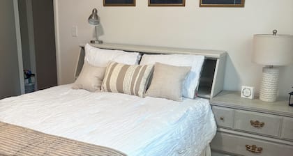 Charming Cul-D-Sac House with 3 Bedrooms near Barber’s MotorSports