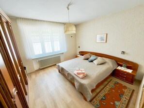 Een kluis op de kamer, een strijkplank/strijkijzer, gratis wifi