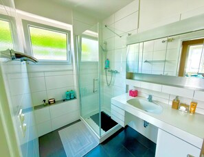 Een douche, een haardroger, handdoeken, zeep