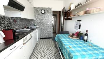 Geladeira, fogão, cooktop, lava-louças