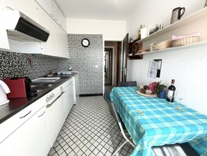 Een koelkast, een oven, een kookplaat, een vaatwasser