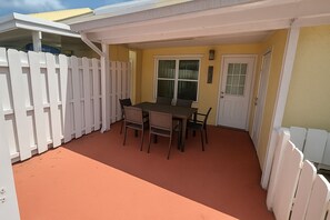 Outdoor dining - Peaceful 2-bedroom townhome across the street from beach in N. Hutchinson Island (Fort Pierce)