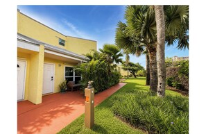 Property grounds - Peaceful 2-bedroom townhome across the street from beach in N. Hutchinson Island (Fort Pierce)
