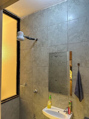 Shower, towels, soap, toilet paper - Perfect 1-bedroom apartment with fitness gym in the building (Nairobi)