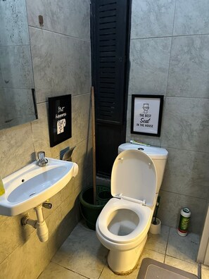 Shower, towels, soap, toilet paper - Perfect 1-bedroom apartment with fitness gym in the building (Nairobi)