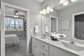 Shower, hair dryer, towels, shampoo - Perfect Base for the World Cup, Well Furnished (Blue Springs)