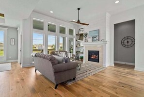 TV, offices - Perfect Base for the World Cup, Well Furnished (Blue Springs)