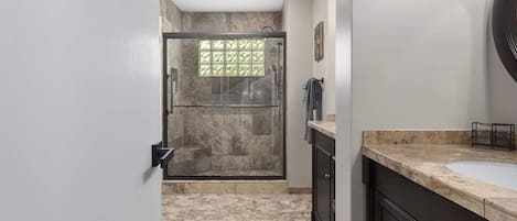 Douche, séchoir à cheveux, serviettes fournies, shampooing