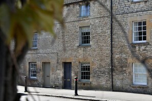 Exterior - Elegant Cotswold Cottage in Northleach (Northleach)