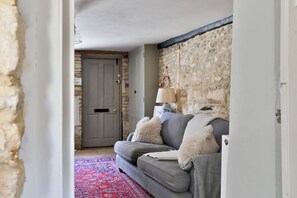 TV, fireplace, computer monitors - Elegant Cotswold Cottage in Northleach (Northleach)