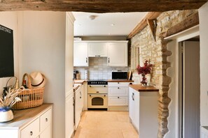 Microwave, oven, dining tables - Elegant Cotswold Cottage in Northleach (Northleach)