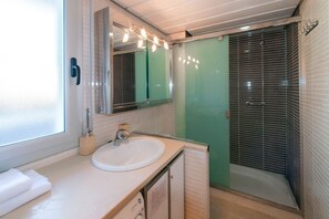 Shower, hair dryer, towels - WELCS APARTMENT 312 EMP with community pool (Rosas / Roses)