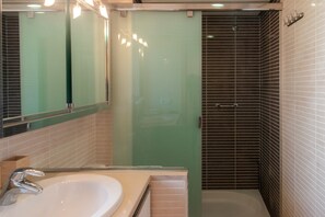 Shower, hair dryer, towels - WELCS APARTMENT 312 EMP with community pool (Rosas / Roses)