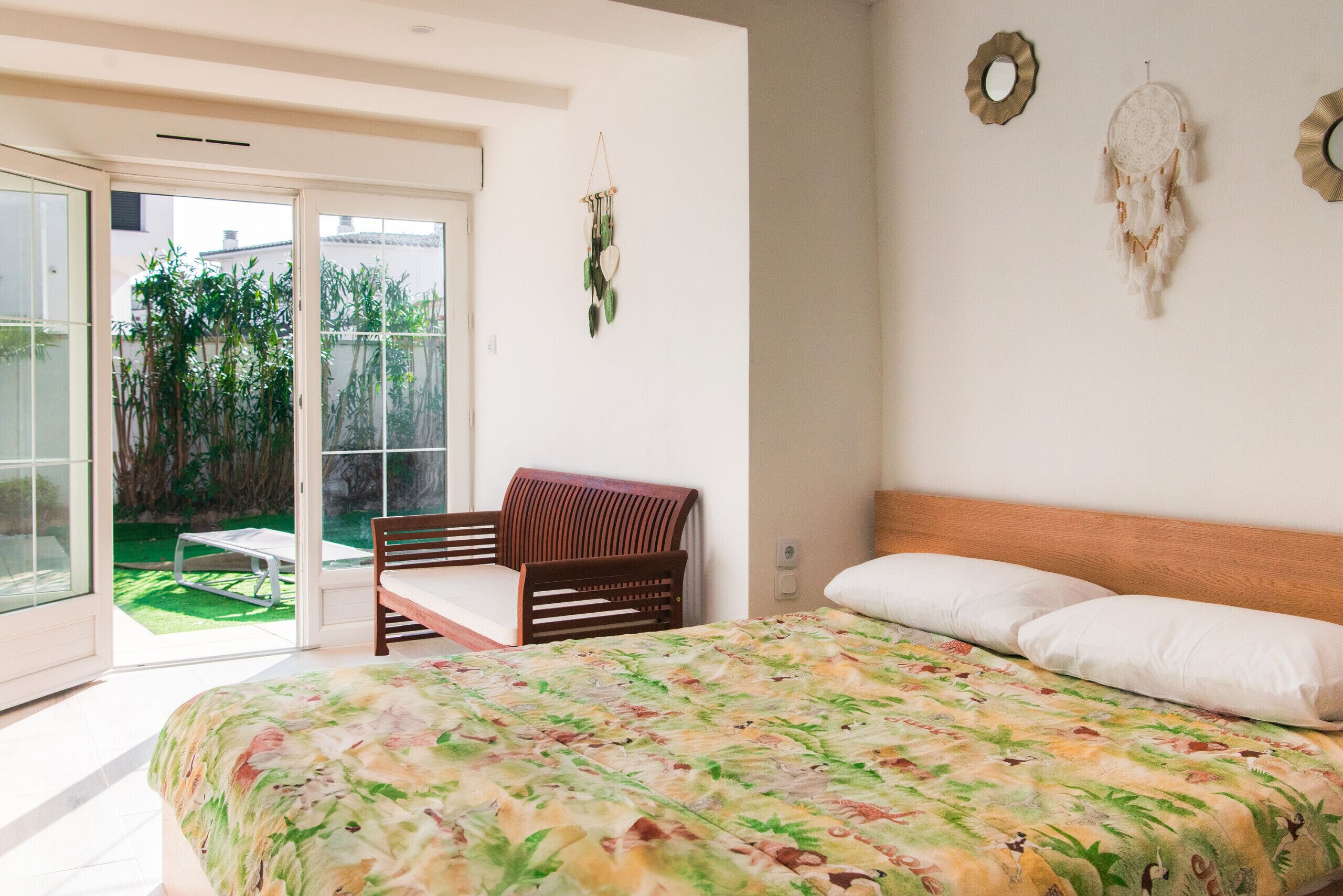Tabla de planchar con plancha y ropa de cama 