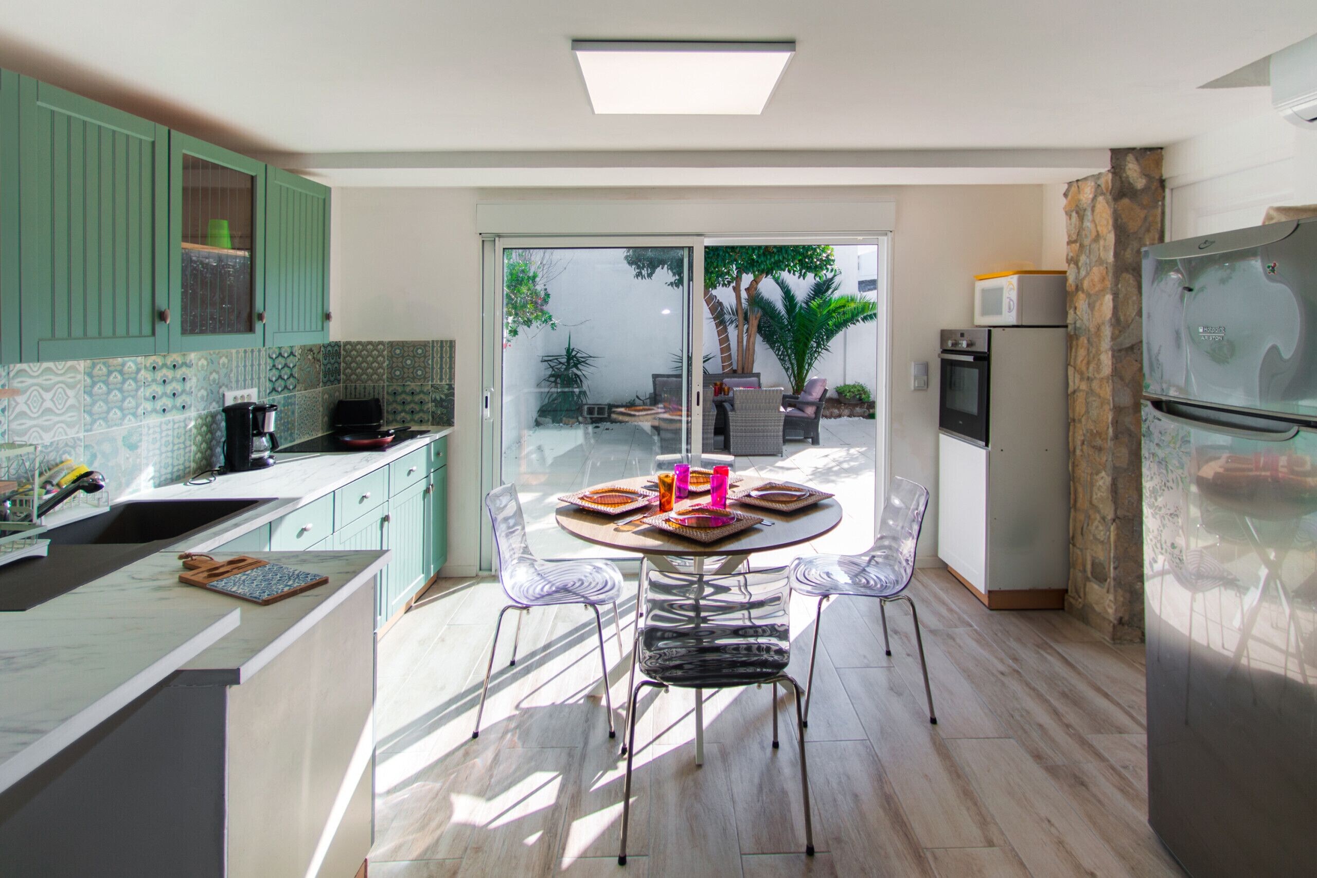 Fridge, microwave, oven, coffee/tea maker