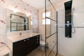 Dusche, Haartrockner, Handtücher