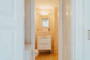 Een douche, een haardroger, handdoeken