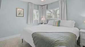 A bedroom with a bed, a ceiling fan, a window with curtains, and a nightstand with a lamp. - 03 minutes from the beach and famous restaurants. (Sarasota)