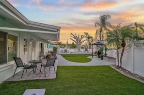 Outdoor dining - 03 minutes from the beach and famous restaurants. (Sarasota)