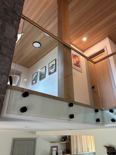 Modern Minimalist Cabin in quiet setting. 12-minute walk to reekside gondola