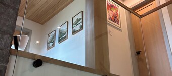 Modern Minimalist Cabin in quiet setting. 12-minute walk to reekside gondola