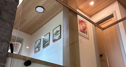Modern Minimalist Cabin in quiet setting. 12-minute walk to reekside gondola