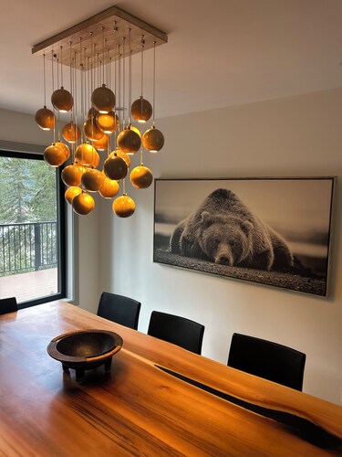 Modern Minimalist Cabin in quiet setting. 12-minute walk to reekside gondola.