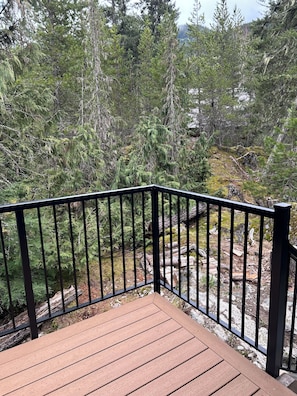 Property grounds - Modern Minimalist Cabin in quiet setting. 12-minute walk to reekside gondola. (Whistler)