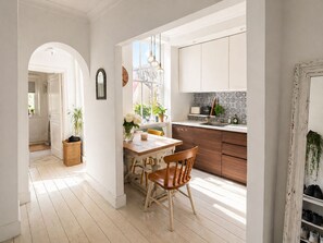 Dining - Apartment Sleeps 2 With Wifi (London)