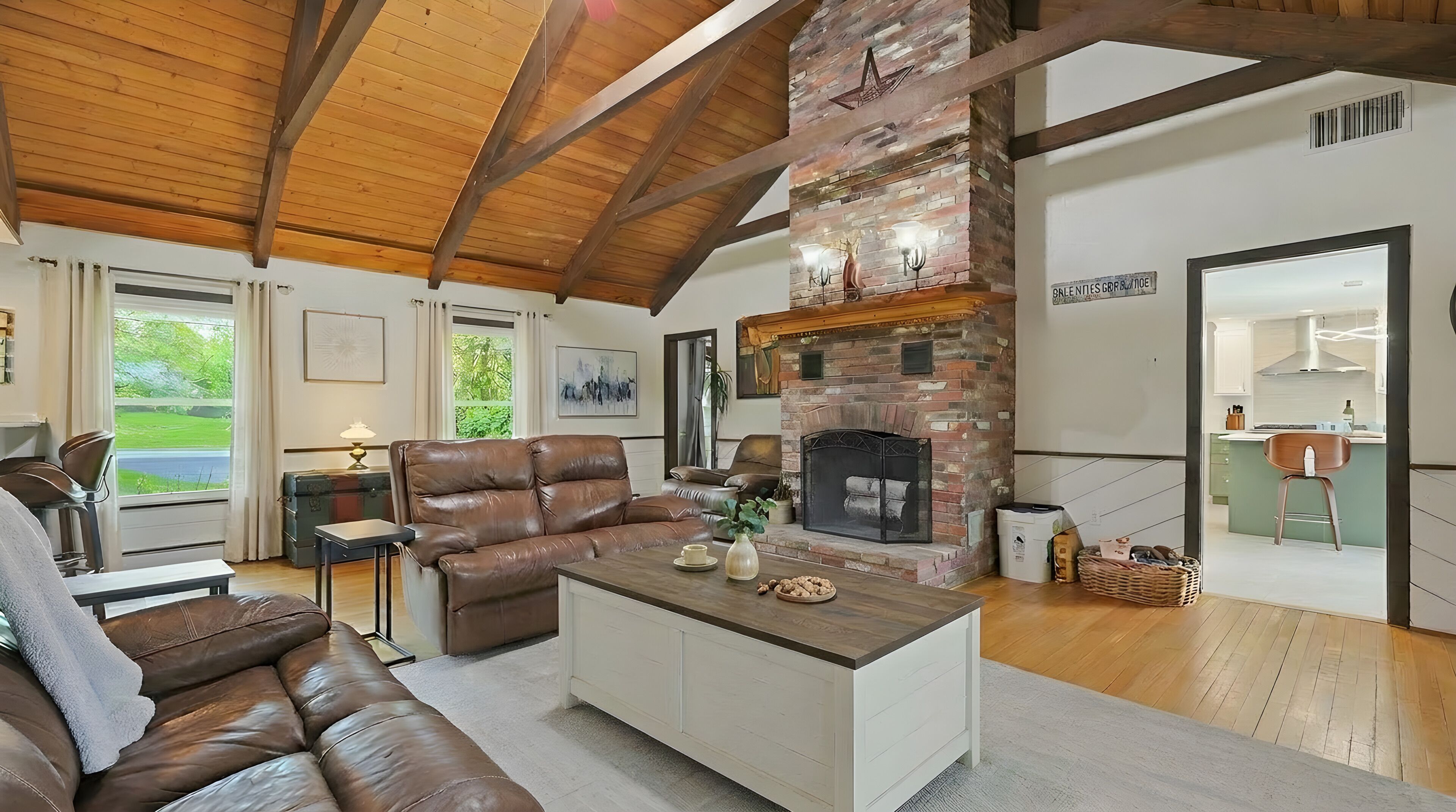 Smart-TV, peis, bøker og stereoanlegg