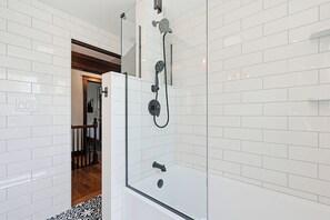 Shower, hair dryer, bidet, towels - Trophy House - FIFA World Cup HQ, Only 8 Miles Away w/Hot Tub + Firepit (Norwood)