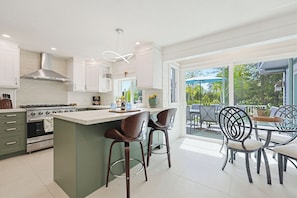 Fridge, microwave, oven, stovetop - Trophy House - FIFA World Cup HQ, Only 8 Miles Away w/Hot Tub + Firepit (Norwood)
