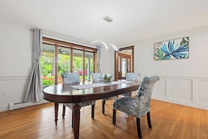 Dining - Trophy House - FIFA World Cup HQ, Only 8 Miles Away w/Hot Tub + Firepit (Norwood)