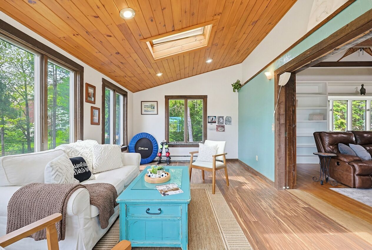 Smart TV, fireplace, books, stereo
