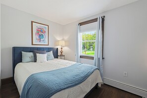 4 bedrooms, desk, free WiFi, bed sheets - Trophy House - FIFA World Cup HQ, Only 8 Miles Away w/Hot Tub + Firepit (Norwood)