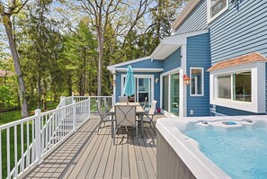 Outdoor dining - Trophy House - FIFA World Cup HQ, Only 8 Miles Away w/Hot Tub + Firepit (Norwood)