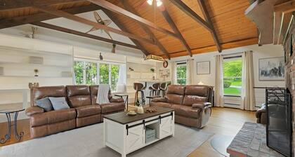 Trophy House - FIFA World Cup HQ, Only 8 Miles Away w/Hot Tub + Firepit