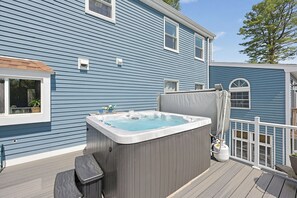 Outdoor spa tub - Trophy House - FIFA World Cup HQ, Only 8 Miles Away w/Hot Tub + Firepit (Norwood)