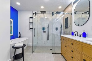 Dusche, Haartrockner, Handtücher, Shampoo