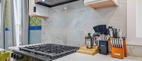 雪櫃、微波爐、焗爐、爐具