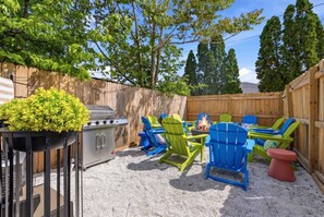 Outdoor dining - Urban Haven Indy | Hot Tub + Game Room (Indianapolis)