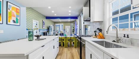 Fridge, oven, stovetop, dishwasher