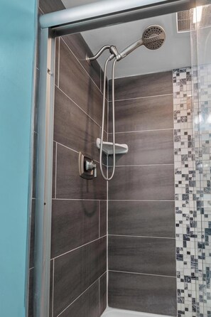 Shower, hair dryer, towels - Oceanfront Condo With Pool - Steps To The Beach (Ocean City)